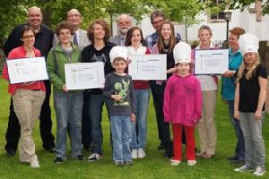Gemeindepreis 2012 verliehen - Landessuperintendent Dr. Martin Dutzmann und Stiftungsvorstandsvorsitzender Hermann Donay (hinten, 2. und 3. von links) gratulierten den Kirchengemeindevertretern und den Kindern aus Lüdenhausen zum Gemeindepreis 2012.